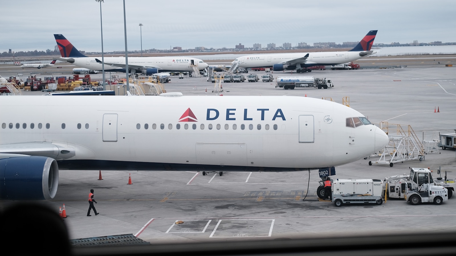 stowaway-flight-safety-new-york-paris