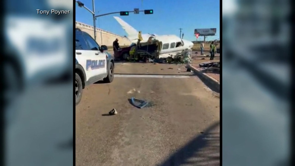 plane-crash-texas-vehicles